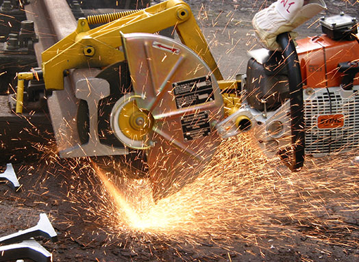 Ein Trennschleifer versprüht sehr viele Funken bei der Arbeit
